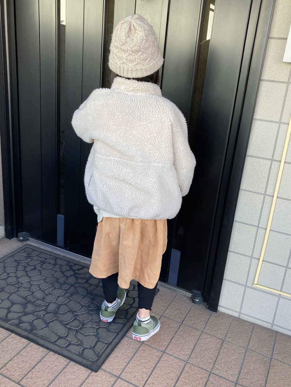 ホワイト系のTシャツ/カットソー、ベージュ系のベスト、ベージュ系のブルゾンを着用したキッズの冬コーディネートの5枚目の写真