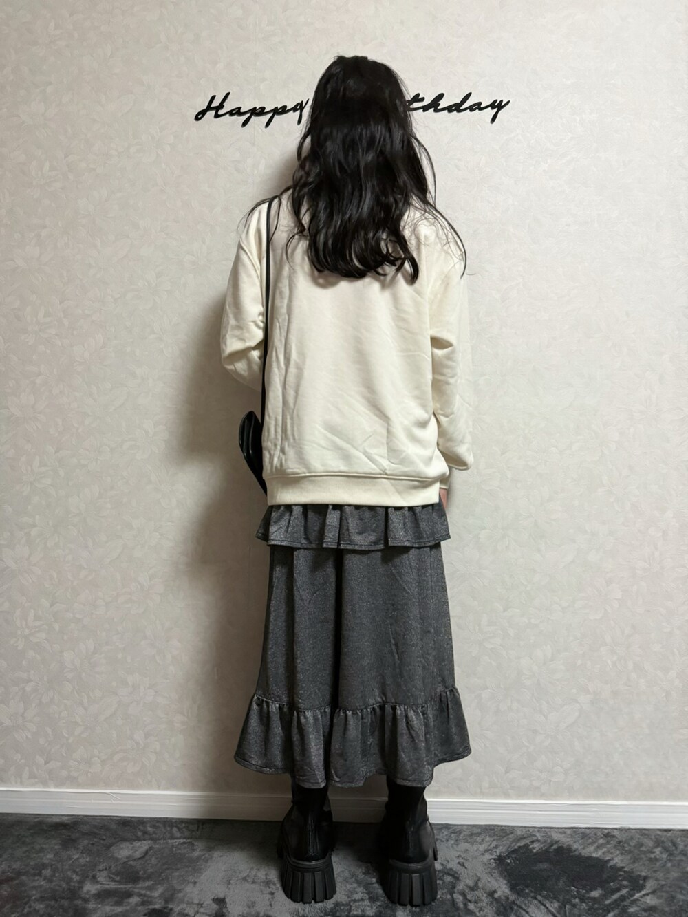 ブラック系のスカート、ホワイト系のスウェット、レッド系のTシャツ/カットソーを着用したキッズの秋コーディネートの5枚目の写真