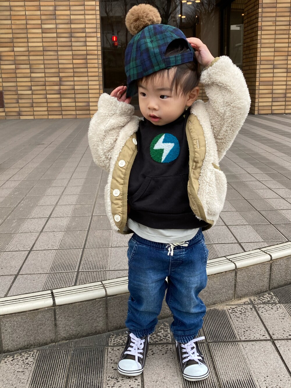 「モコモコアウター、ボアジャケット、韓国子供服、レイヤードスタイル、デニム、カジュアル、キャップ、コンバース、コンバース オールスター」|「韓国服の90cm(Tシャツ/カットソー、グリーン系)」を使った、lenlen23さん(キッズ・80cm)の冬コーディネートの4枚目の写真