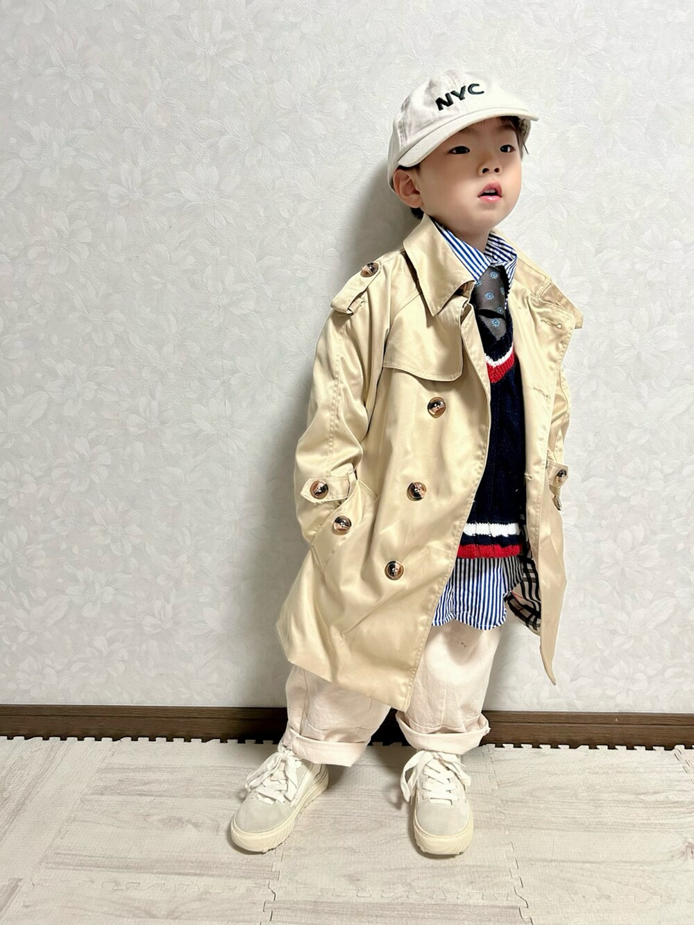 ブルー系のシャツ/ブラウス、ブルー系のベスト、ブラウン系のネクタイを着用したキッズの春コーディネートの2枚目の写真