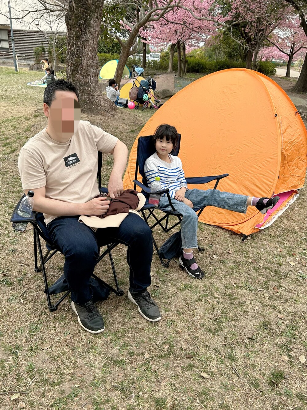 「春コーデ、ホワイトフェス、おやこーで。、ボーダー、カジュアルコーデ、レイヤードスタイル、キャップ、巾着バッグ、GU、UNIQLO、エアリフト、ビタミンカラー、スニーカー、古着MIX、ベスト」|「WEGOのWEGO/フリルデザイン付け襟(付け襟、ホワイト系)」を使った、lenlen23さん(キッズ・90cm)の春コーディネートの3枚目の写真