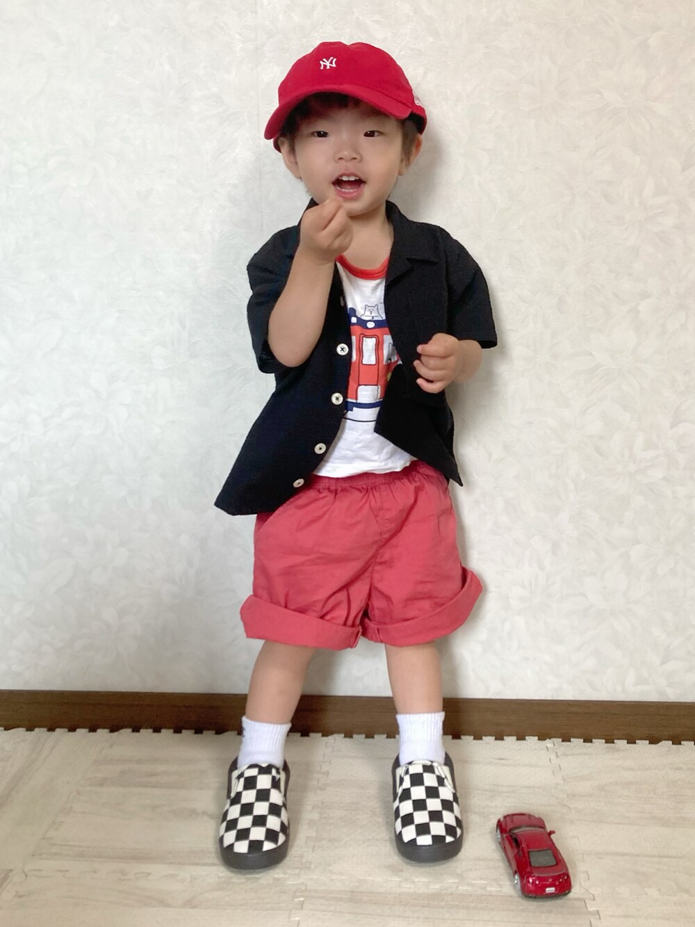 ホワイト系のタンクトップ、ブラック系のシャツ/ブラウス、レッド系のパンツを着用したキッズの夏コーディネートの2枚目の写真