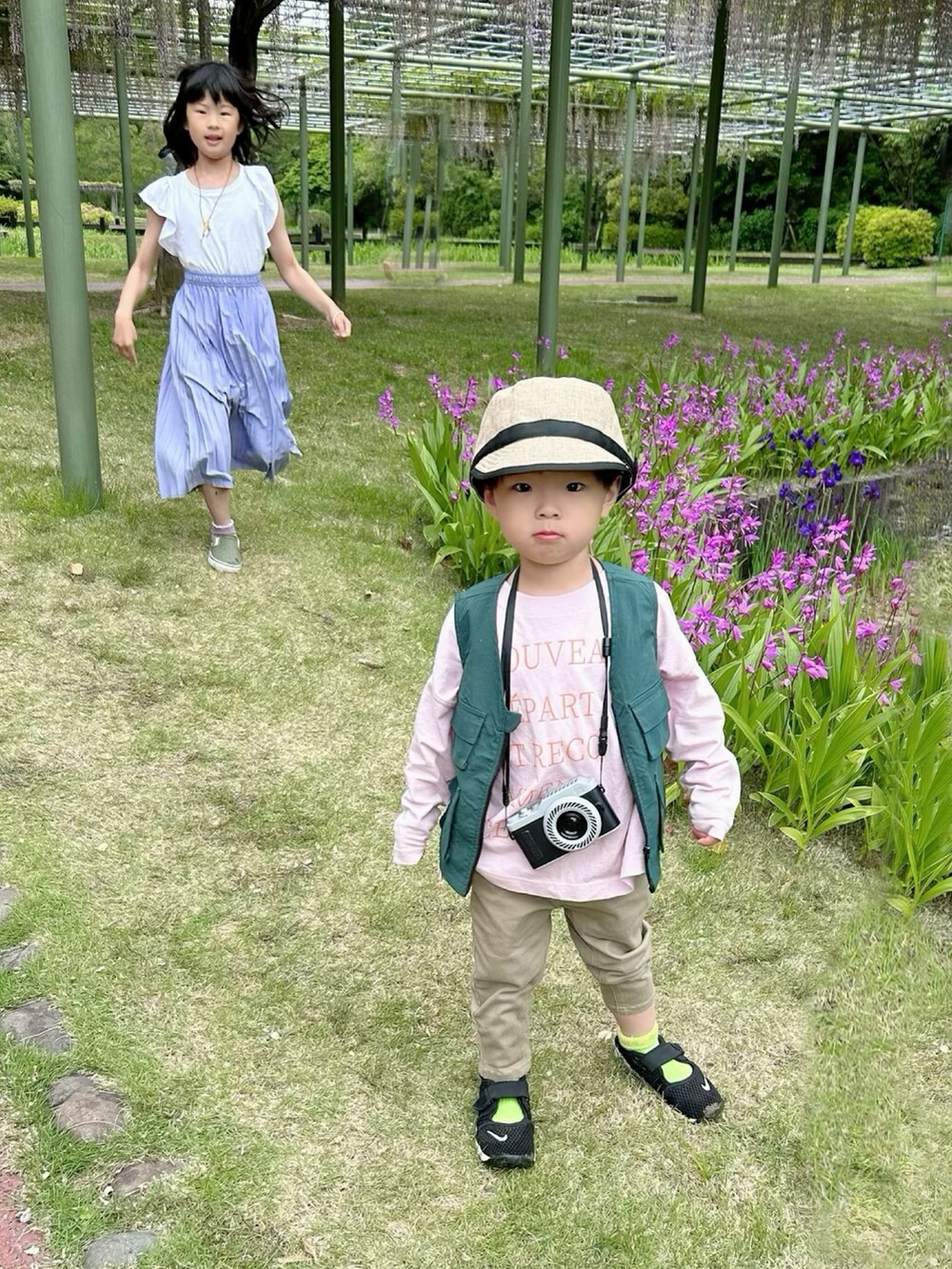 ピンク系のTシャツ/カットソー、グリーン系のベスト、ベージュ系のその他パンツを着用したキッズの春コーディネートの5枚目の写真