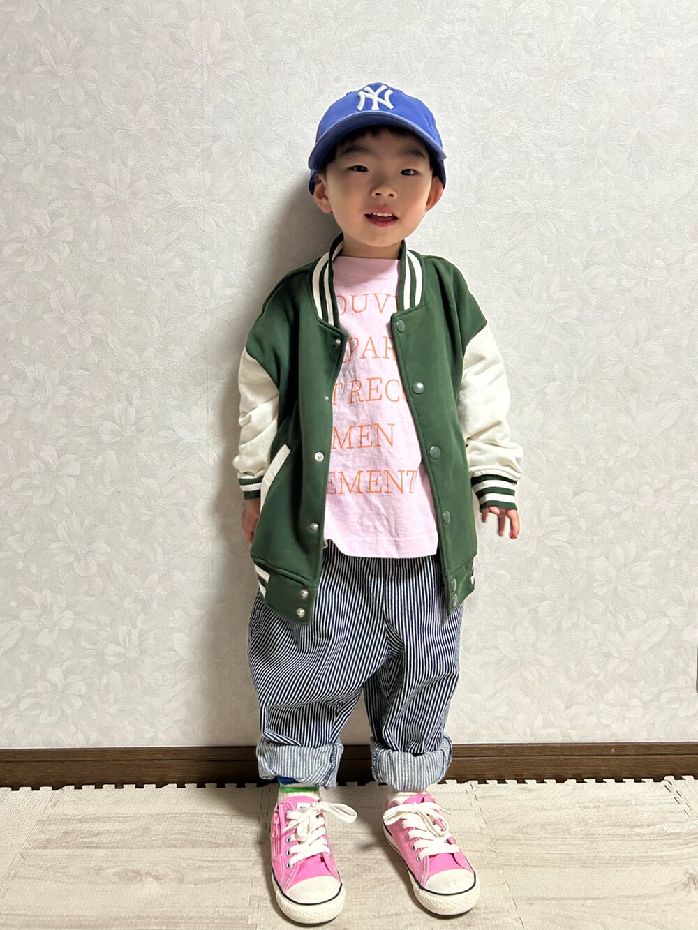 ピンク系のTシャツ/カットソー、グリーン系のブルゾン、ブルー系のデニムパンツを着用したキッズの春コーディネートの3枚目の写真