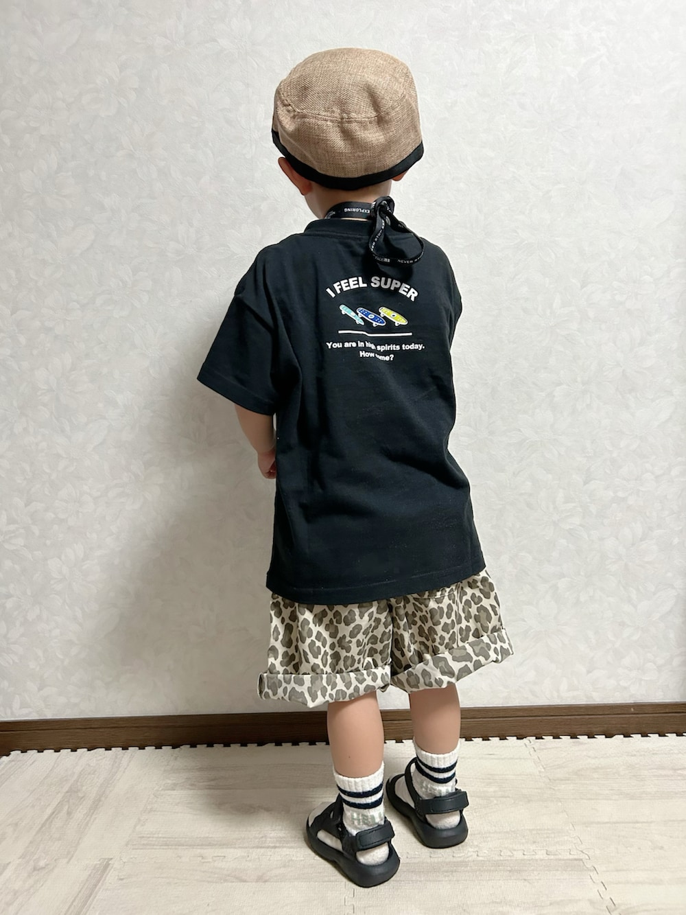 その他のTシャツ/カットソー、ベージュ系のその他パンツ、ブラック系のサンダルを着用したキッズの夏コーディネートの5枚目の写真