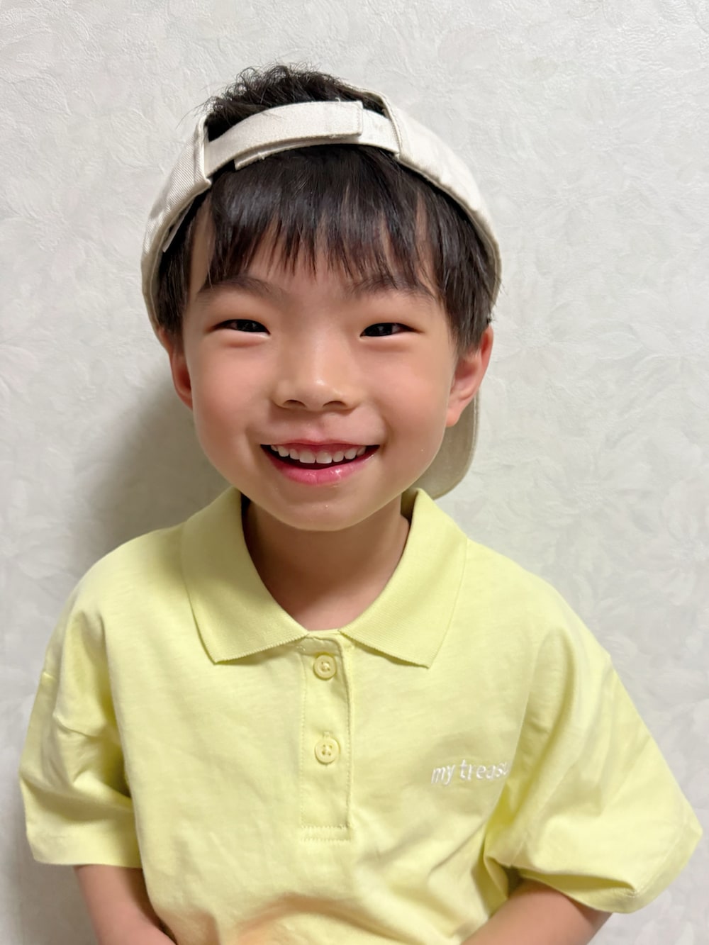 イエロー系のポロシャツ、グレー系のパンツ、その他のスリッポンを着用したキッズの夏コーディネートの5枚目の写真