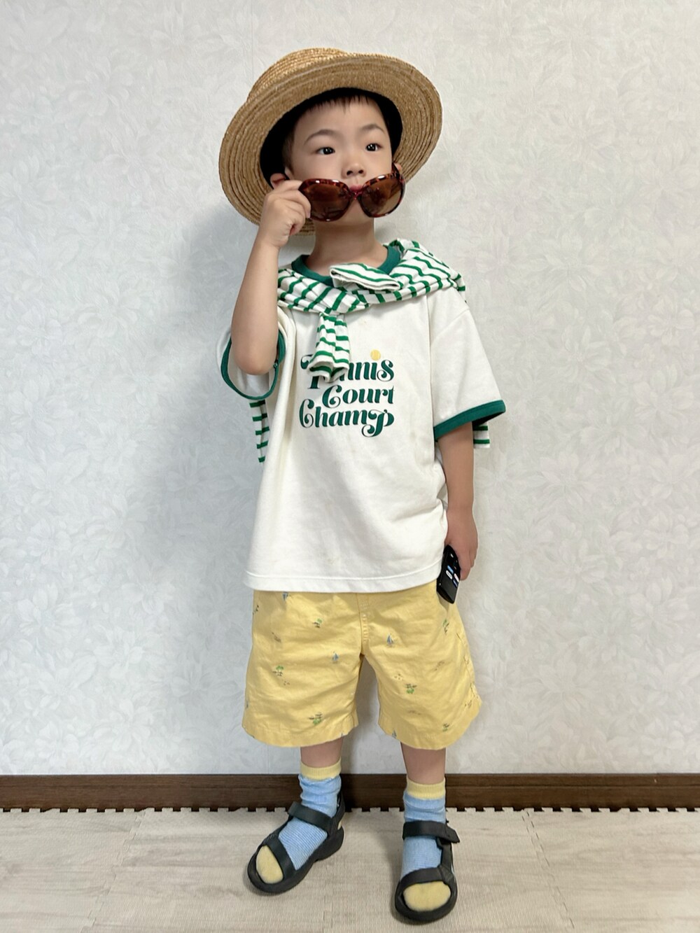 ホワイト系のTシャツ/カットソー、イエロー系のパンツ、グリーン系のTシャツ/カットソーを着用したキッズの夏コーディネートの2枚目の写真