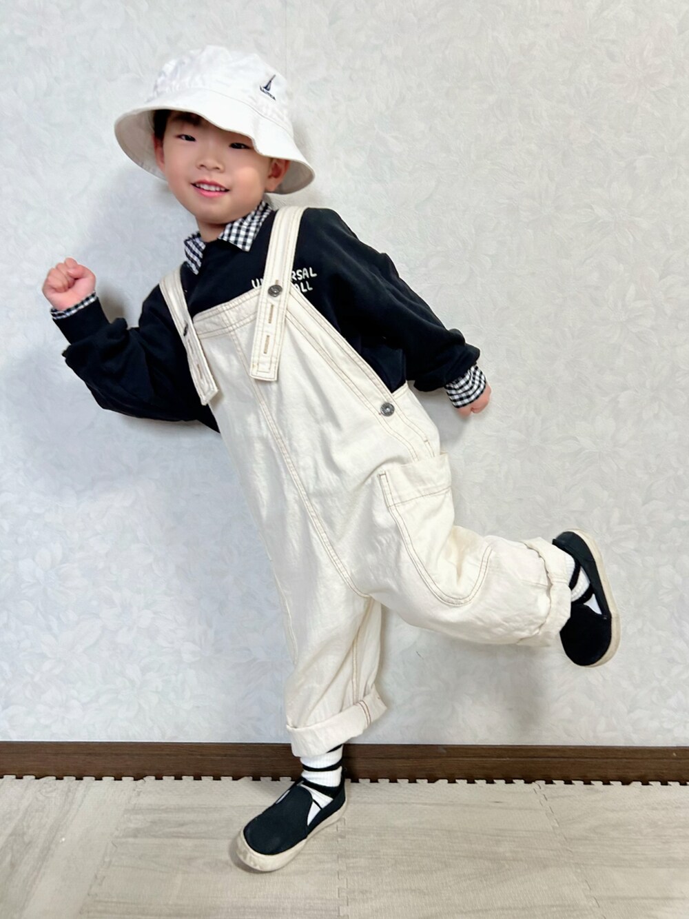 その他のシャツ/ブラウス、ブラック系のスウェット、ホワイト系のサロペット/オーバーオールを着用したキッズの春コーディネートの3枚目の写真