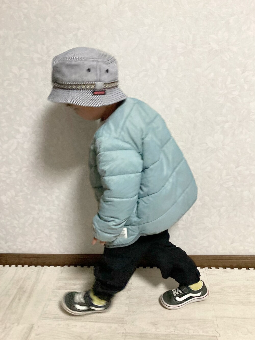 「beams mini、ビームスミニ、BEAMS、ビームス、ブルゾン、ストリート、カーゴパンツ、ビッグシルエット、ロゴスウェット、冬コーデ、ダウンジャケット、PR、バケットハット、スニーカー、ジャケット」|「BEAMS miniのBEAMS mini / サーモライト 中綿 ノーカラー ブルゾン (90~150㎝)(ブルゾン、ブルー系)」を使った、lenlen23さん(キッズ・90cm)の秋コーディネートの4枚目の写真