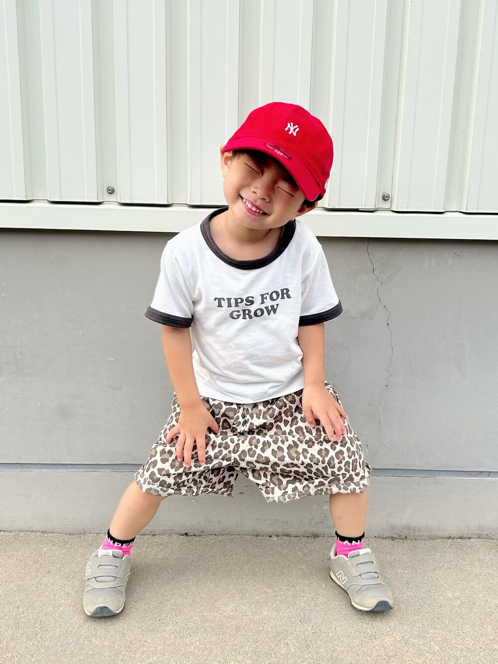 ホワイト系のTシャツ/カットソー、ベージュ系のその他パンツ、グレー系のスニーカーを着用したキッズの夏コーディネートの3枚目の写真