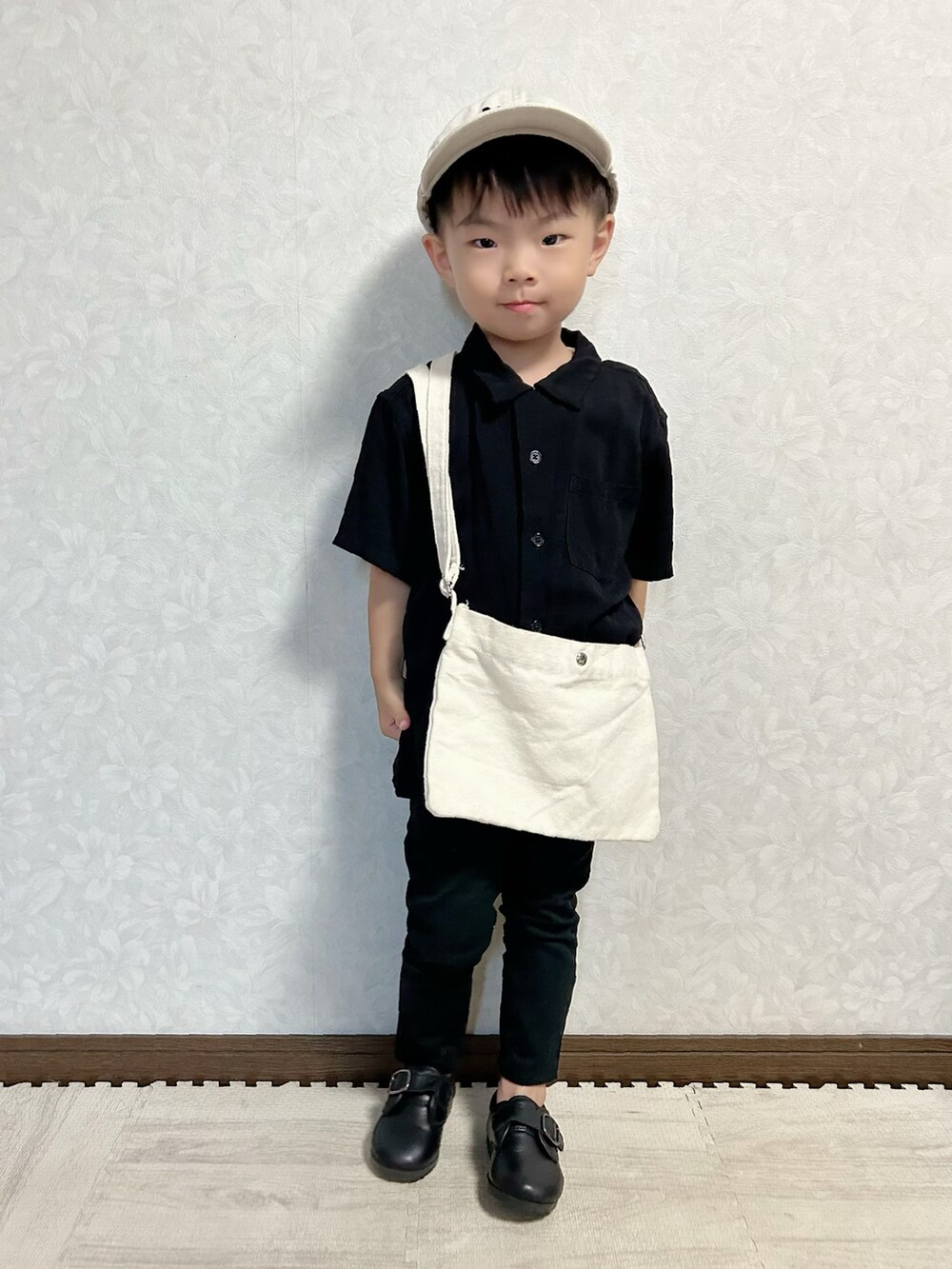 ブラック系のシャツ/ブラウス、ブラック系のその他パンツ、ホワイト系のショルダーバッグを着用したキッズの夏コーディネートの4枚目の写真