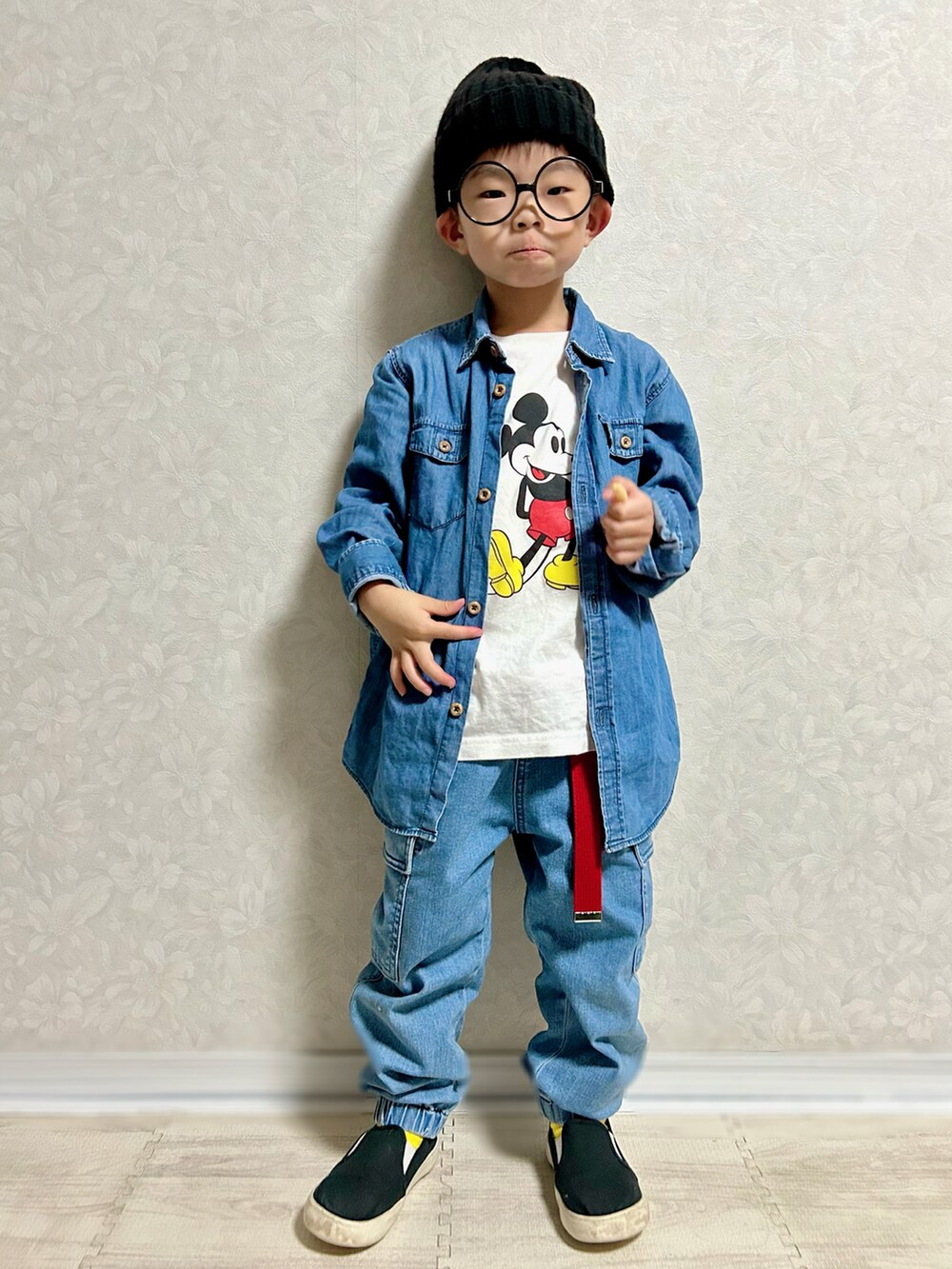 ホワイト系のTシャツ/カットソー、ブルー系のシャツ/ブラウス、ブルー系のデニムパンツを着用したキッズの秋コーディネートの2枚目の写真