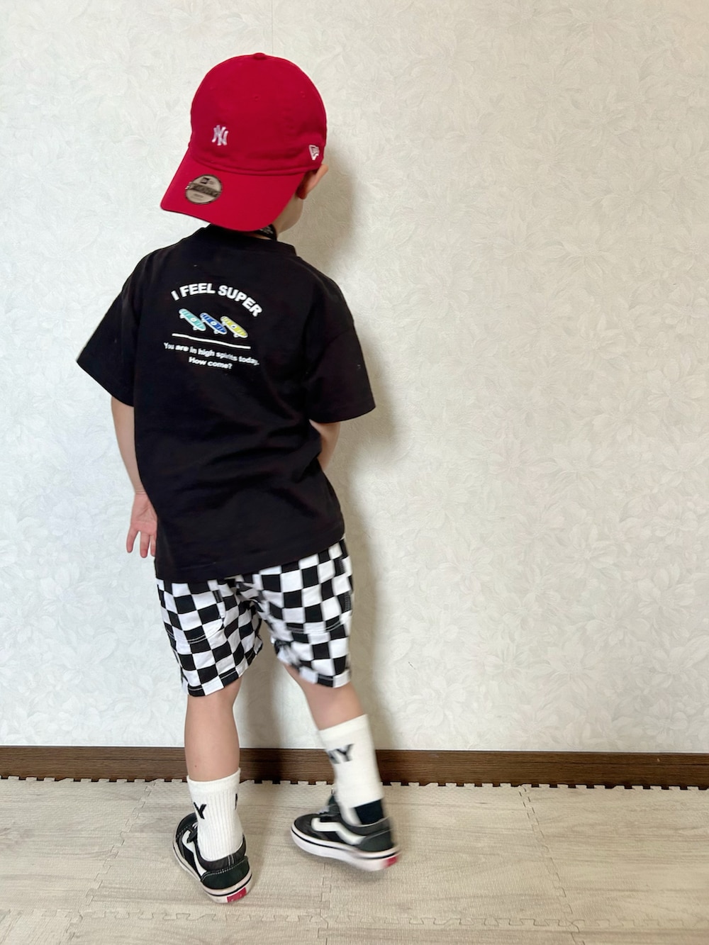 その他のTシャツ/カットソー、ブラック系のその他パンツ、ブラック系のスニーカーを着用したキッズの春コーディネートの5枚目の写真