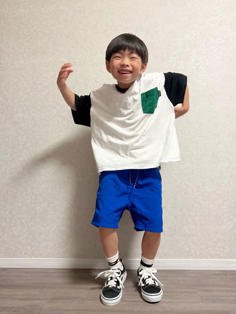 ホワイト系のTシャツ/カットソー、ブルー系のその他パンツ、ブラック系のスニーカーを着用したキッズの夏コーディネートの3枚目の写真