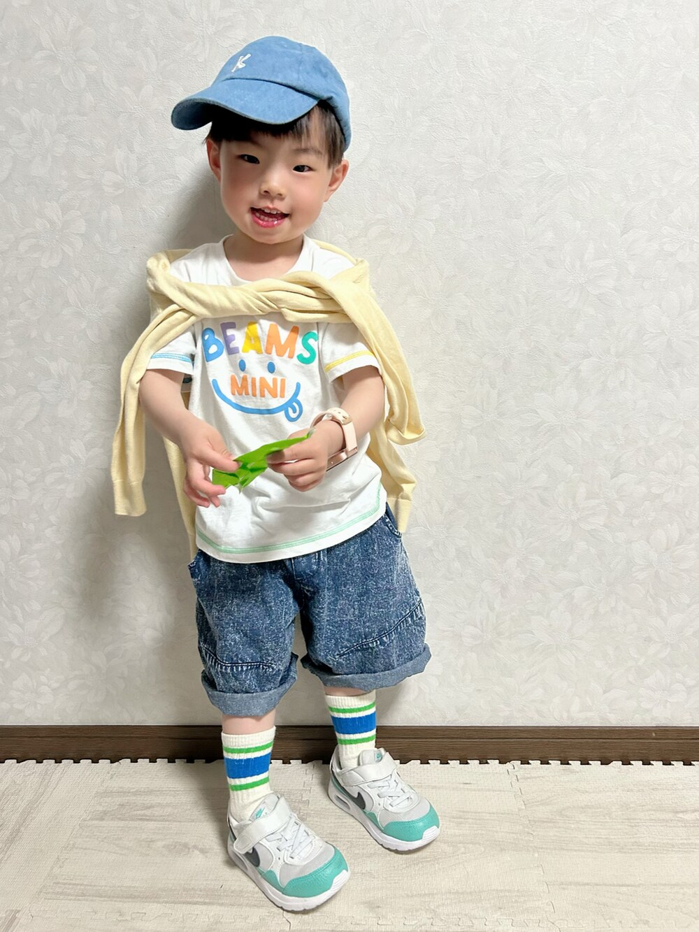 ホワイト系のTシャツ/カットソー、イエロー系のカーディガン/ボレロ、ブルー系のデニムパンツを着用したキッズの春コーディネートの3枚目の写真