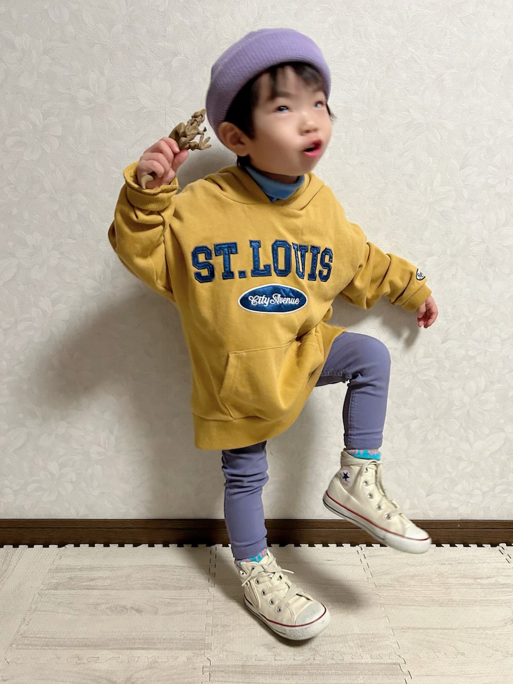 ブルー系のTシャツ/カットソー、イエロー系のパーカー、パープル系のその他パンツを着用したキッズの冬コーディネートの4枚目の写真