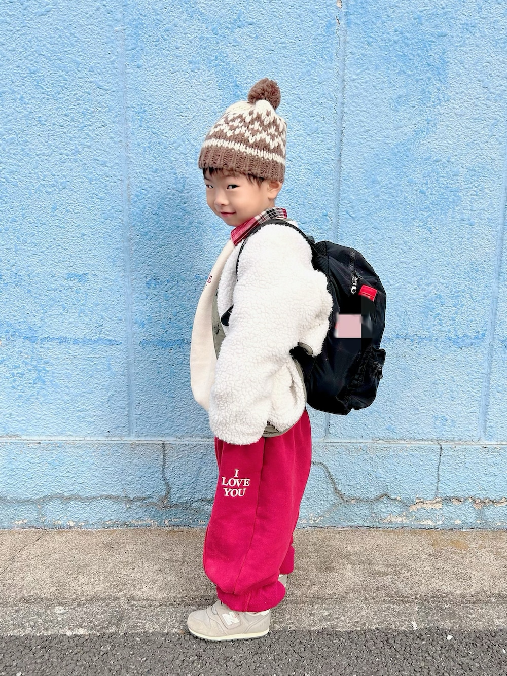 レッド系のセットアップ、レッド系のシャツ/ブラウス、グリーン系のノーカラージャケットを着用したキッズの冬コーディネートの4枚目の写真