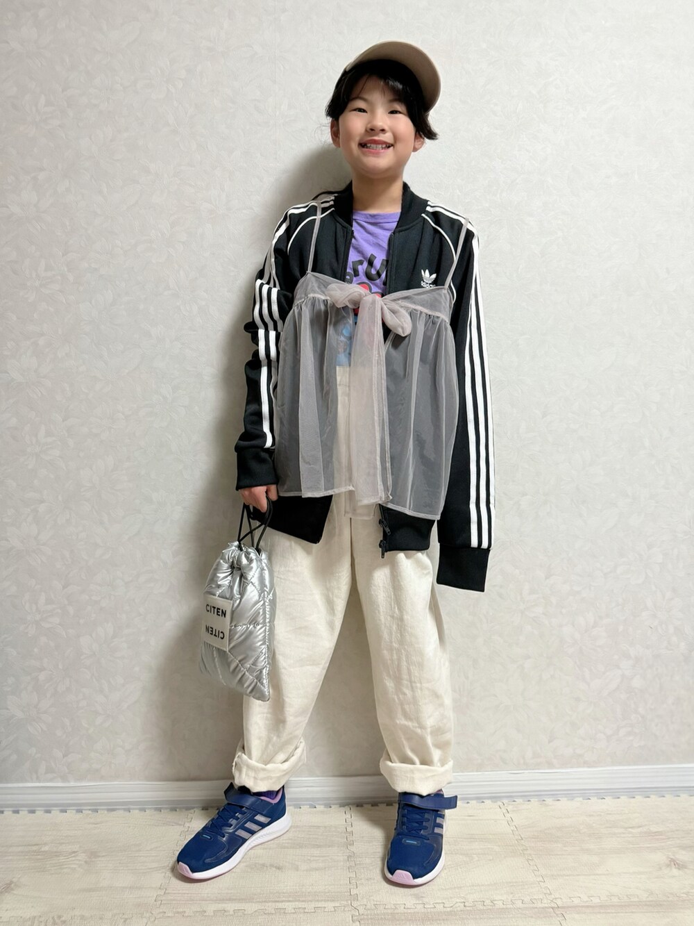ブラック系のブルゾン、パープル系のTシャツ/カットソー、ホワイト系のサロペット/オーバーオールを着用したキッズの春コーディネートの2枚目の写真