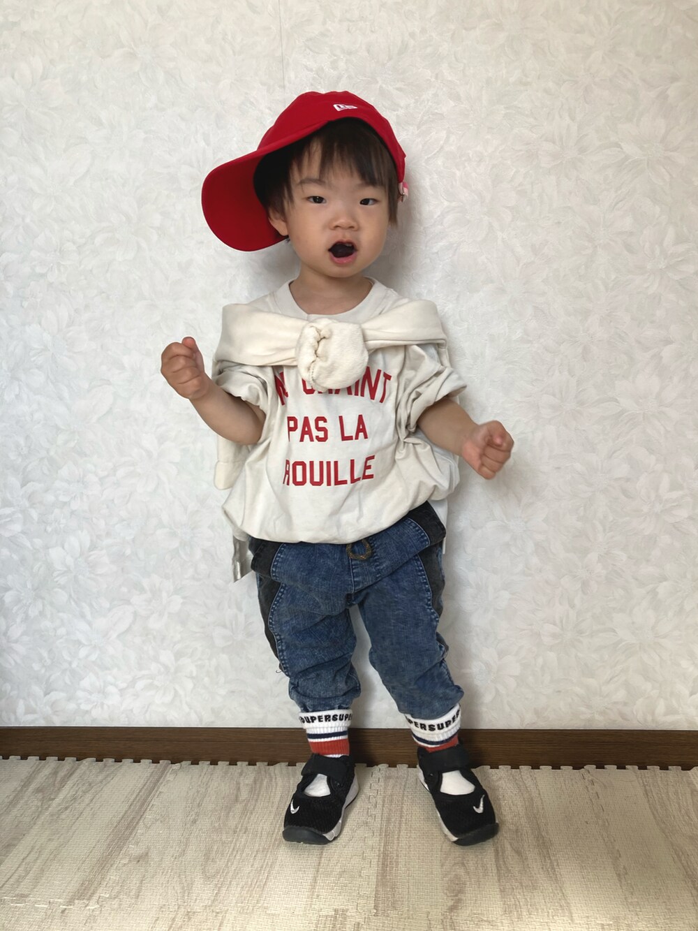 ホワイト系のTシャツ/カットソー、ブルー系のデニムジャケット、ホワイト系のカーディガン/ボレロを着用したキッズの春コーディネートの5枚目の写真