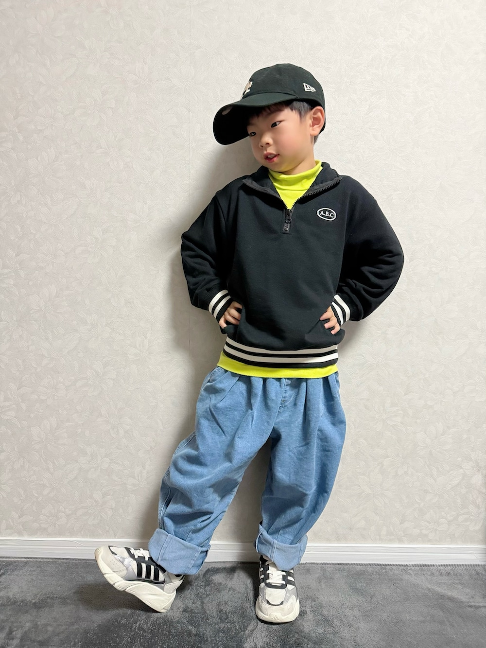 ブラック系のセットアップ、その他のショルダーバッグ、ブルー系のその他パンツを着用したキッズの冬コーディネートの4枚目の写真