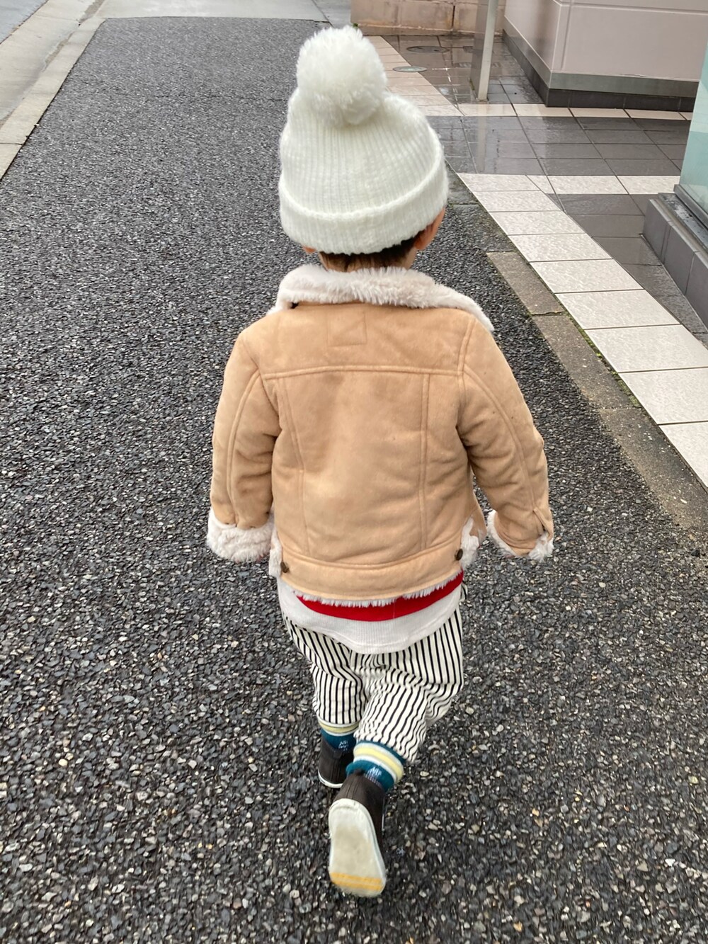 ホワイト系のニット/セーター、レッド系のスウェット、ブルー系のその他パンツを着用したキッズの冬コーディネートの3枚目の写真