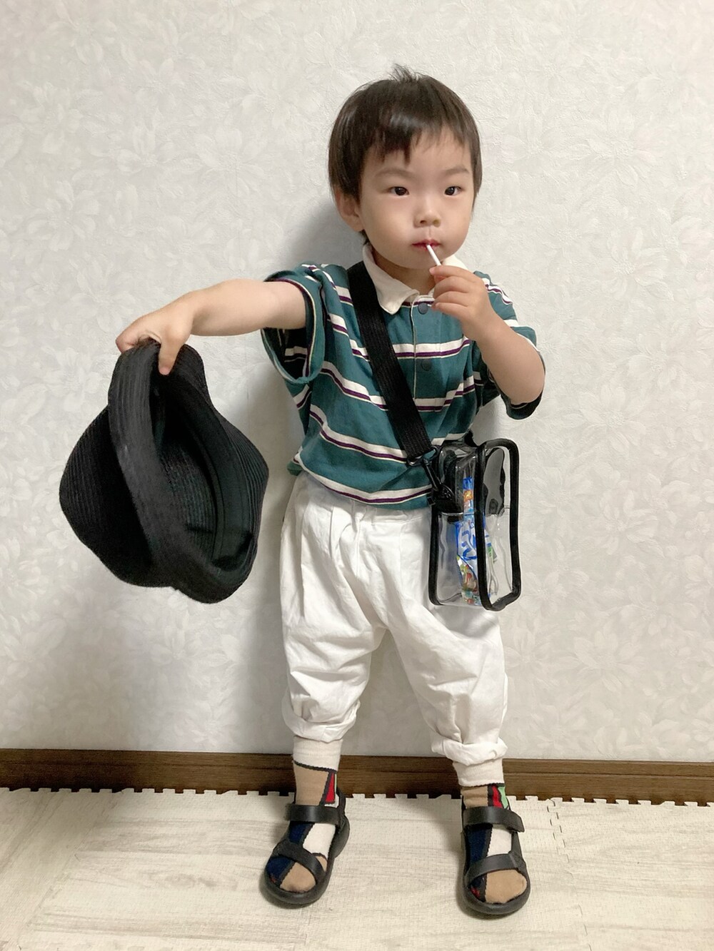 グリーン系のポロシャツ、ホワイト系のその他パンツ、ブラック系のサンダルを着用したキッズの夏コーディネートの4枚目の写真