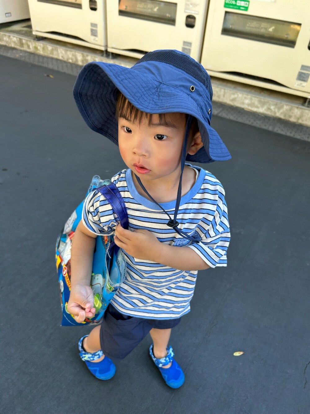 ブルー系のTシャツ/カットソー、ブルー系のその他パンツ、ブルー系のスニーカーを着用したキッズの夏コーディネートの5枚目の写真