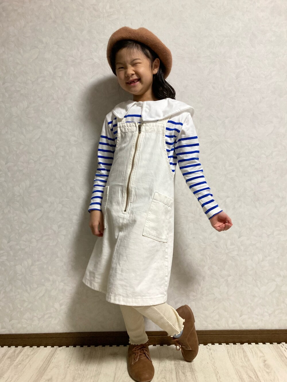 ブルー系のデニムジャケット、ホワイト系のサロペット/オーバーオール、ブルー系のTシャツ/カットソーを着用したキッズの春コーディネートの4枚目の写真