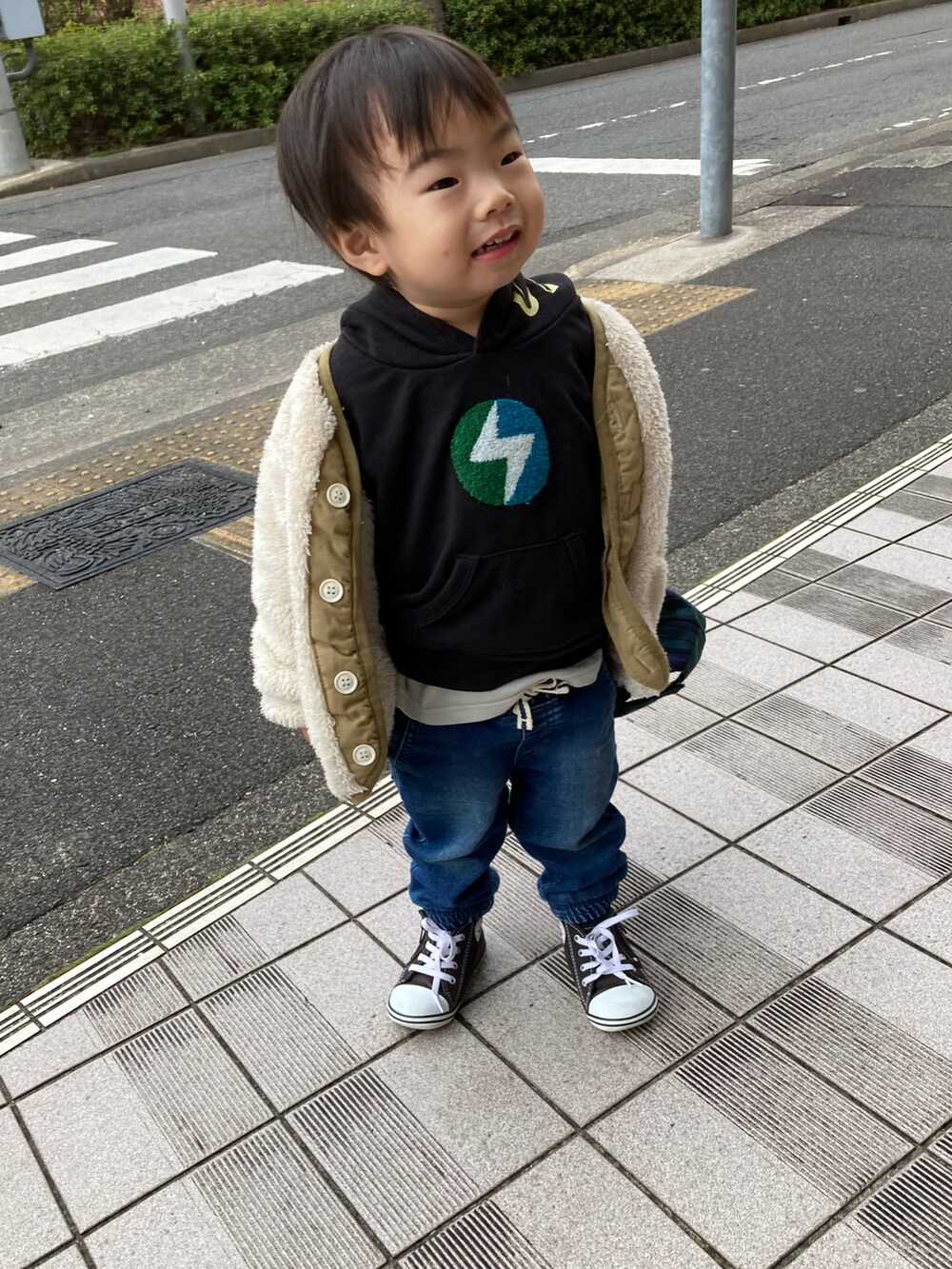 「モコモコアウター、ボアジャケット、韓国子供服、レイヤードスタイル、デニム、カジュアル、キャップ、コンバース、コンバース オールスター」|「韓国服の90cm(Tシャツ/カットソー、グリーン系)」を使った、lenlen23さん(キッズ・80cm)の冬コーディネートの3枚目の写真