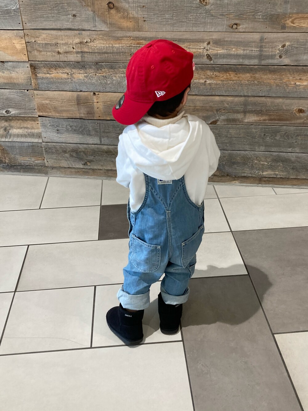 ホワイト系のニット/セーター、ホワイト系のパーカー、ブルー系のサロペット/オーバーオールを着用したキッズの春コーディネートの5枚目の写真