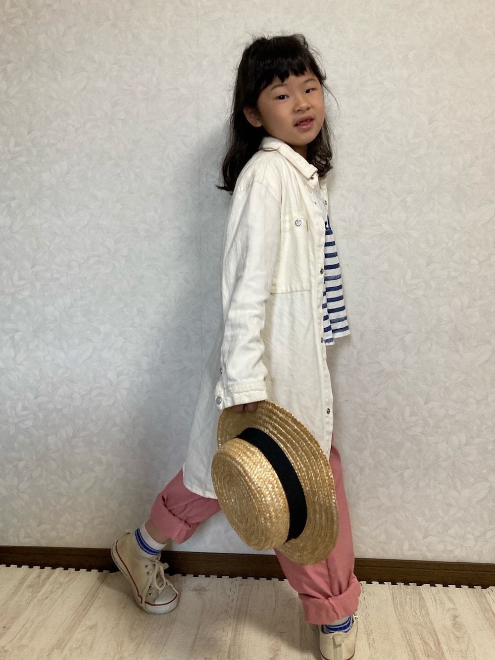 ホワイト系のTシャツ/カットソー、ホワイト系のワンピース、ピンク系のその他パンツを着用したキッズの春コーディネートの4枚目の写真
