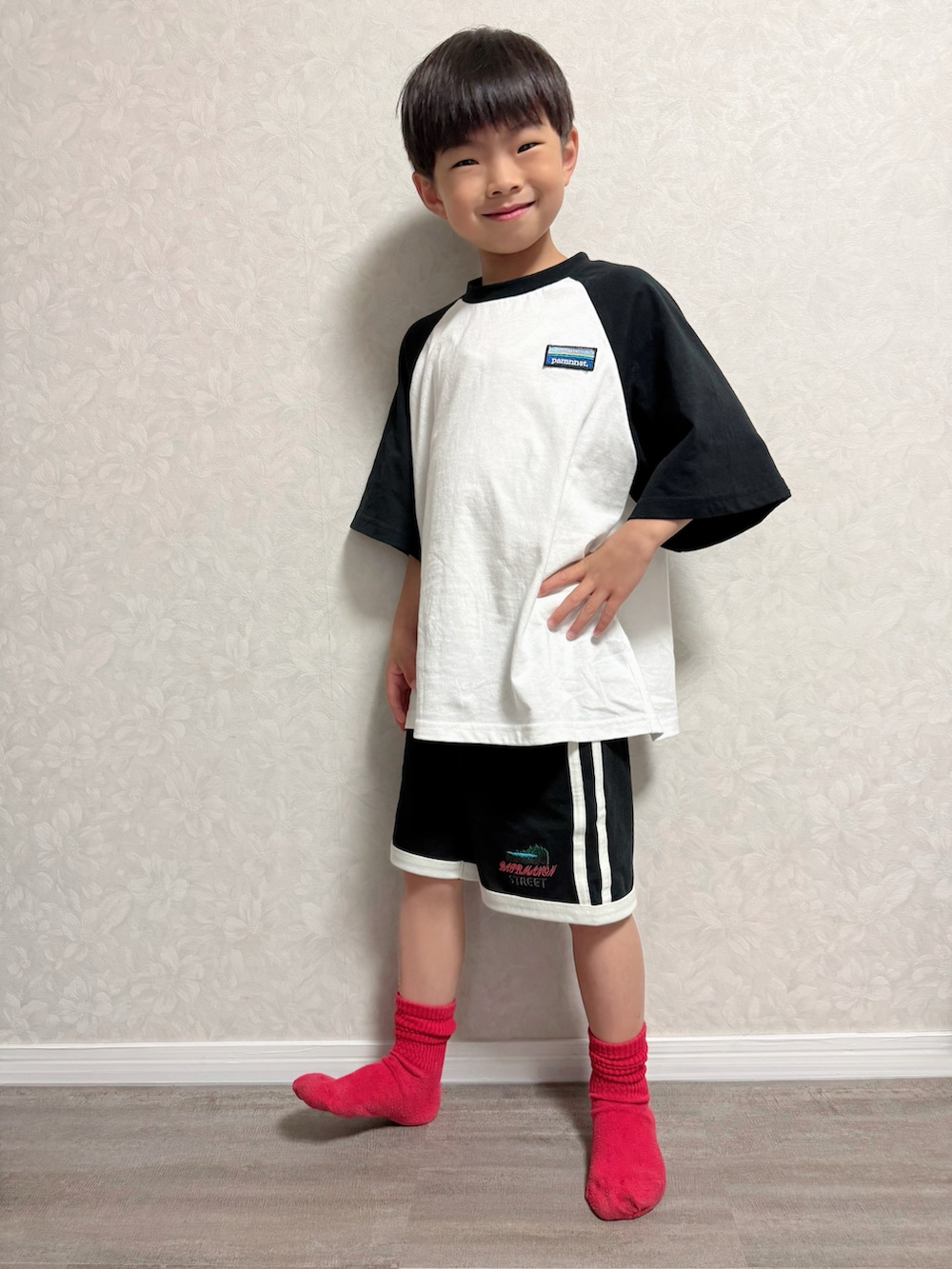 ホワイト系のTシャツ/カットソー、ブラック系のセットアップ、ブラック系のスニーカーを着用したキッズの夏コーディネートの3枚目の写真