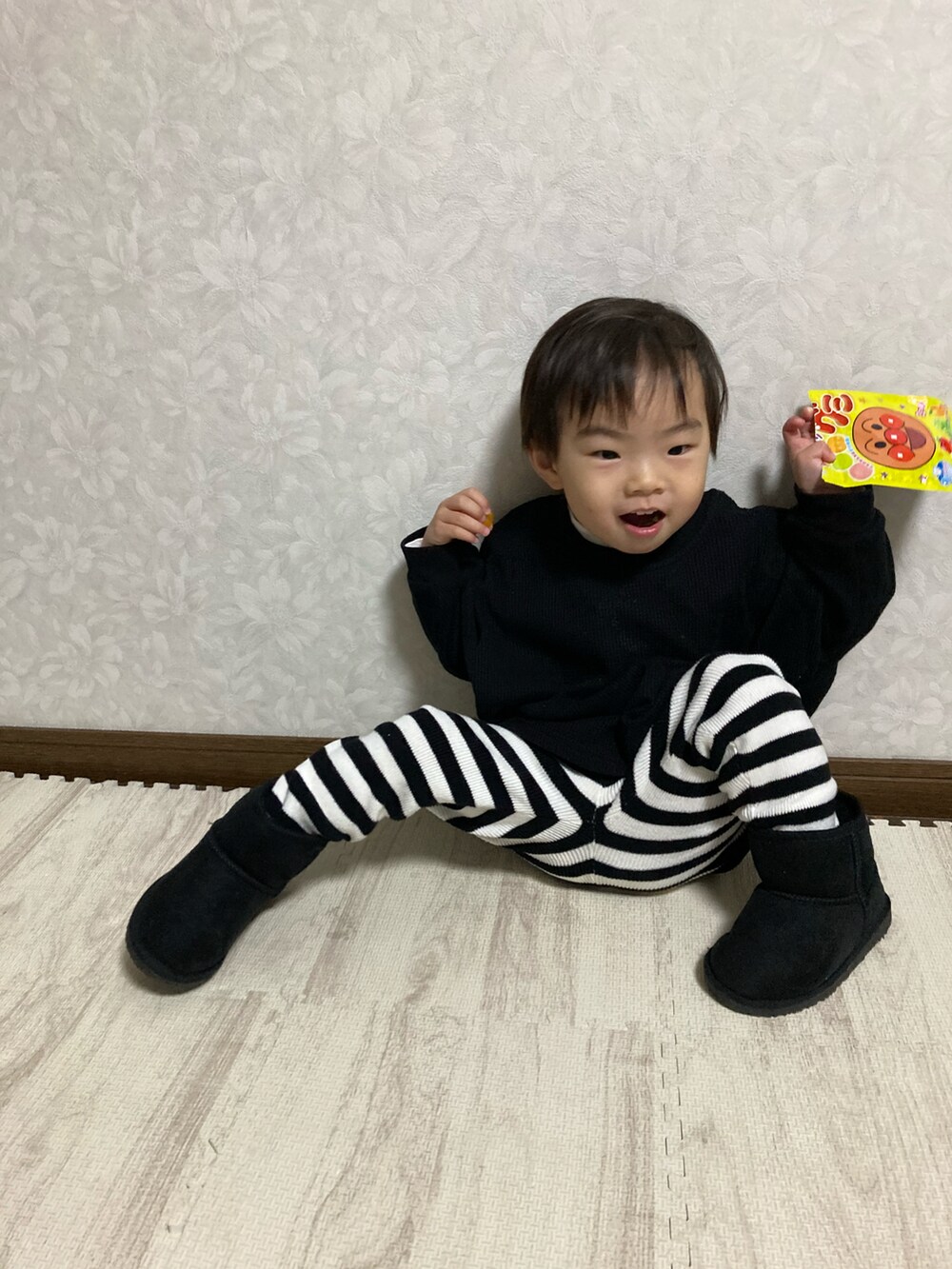 ホワイト系のTシャツ/カットソー、ブラック系のTシャツ/カットソー、ホワイト系のパンツを着用したキッズの冬コーディネートの2枚目の写真