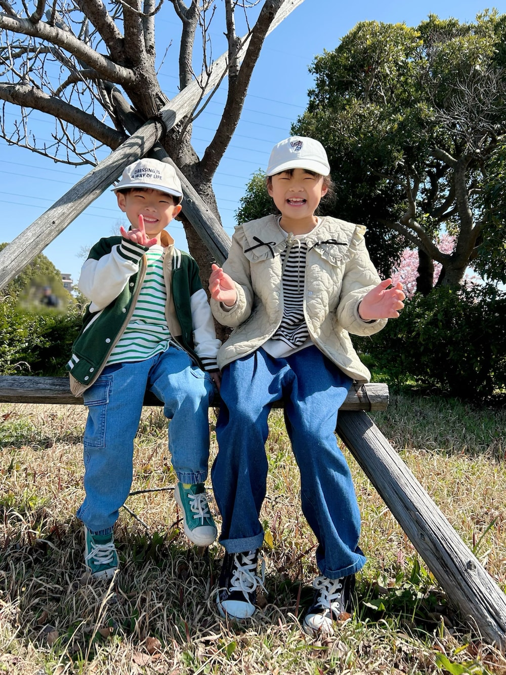 グリーン系のTシャツ/カットソー、ベージュ系のベスト、ブルー系のデニムパンツを着用したキッズの春コーディネートの4枚目の写真