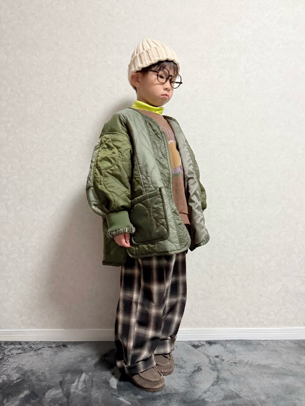 グリーン系のブルゾン、ブラウン系のその他パンツ、イエロー系のTシャツ/カットソーを着用したキッズの冬コーディネートの3枚目の写真