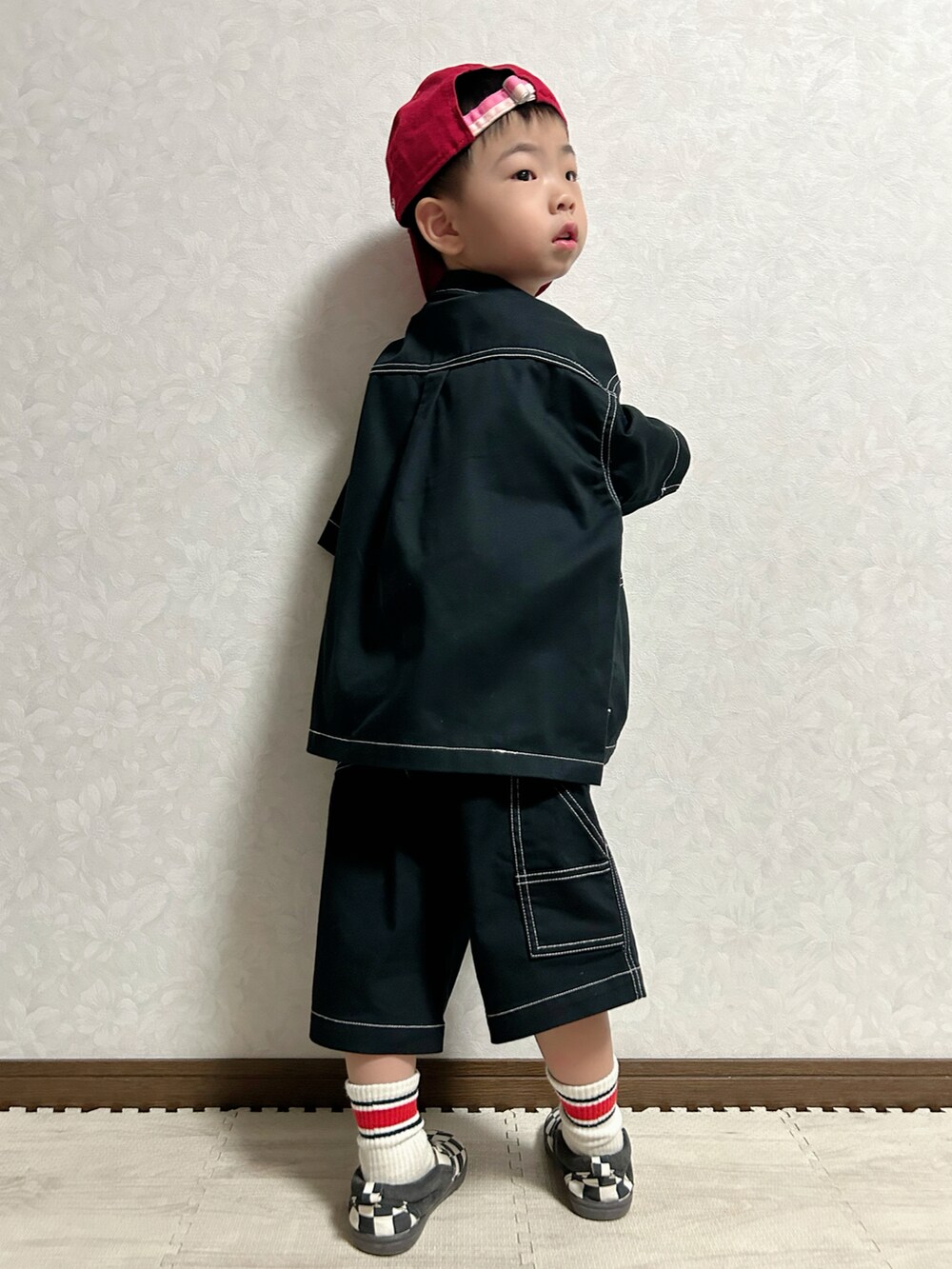 ブラック系のシャツ/ブラウス、ブラック系のパンツ、その他のスリッポンを着用したキッズの夏コーディネートの4枚目の写真