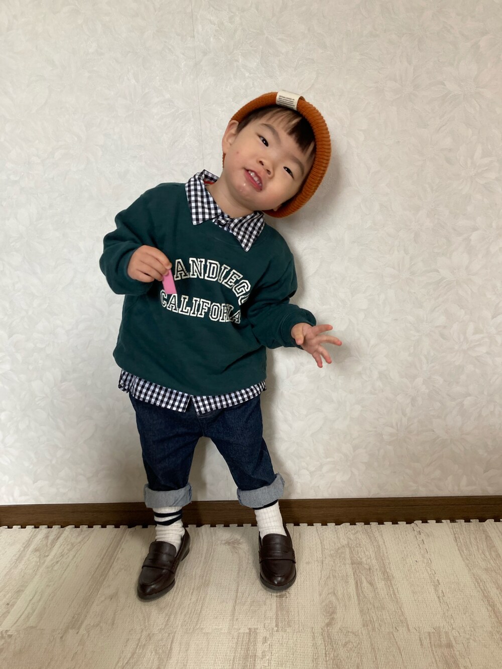 その他のシャツ/ブラウス、ブルー系のデニムパンツ、ブラウン系のローファーを着用したキッズの春コーディネートの3枚目の写真