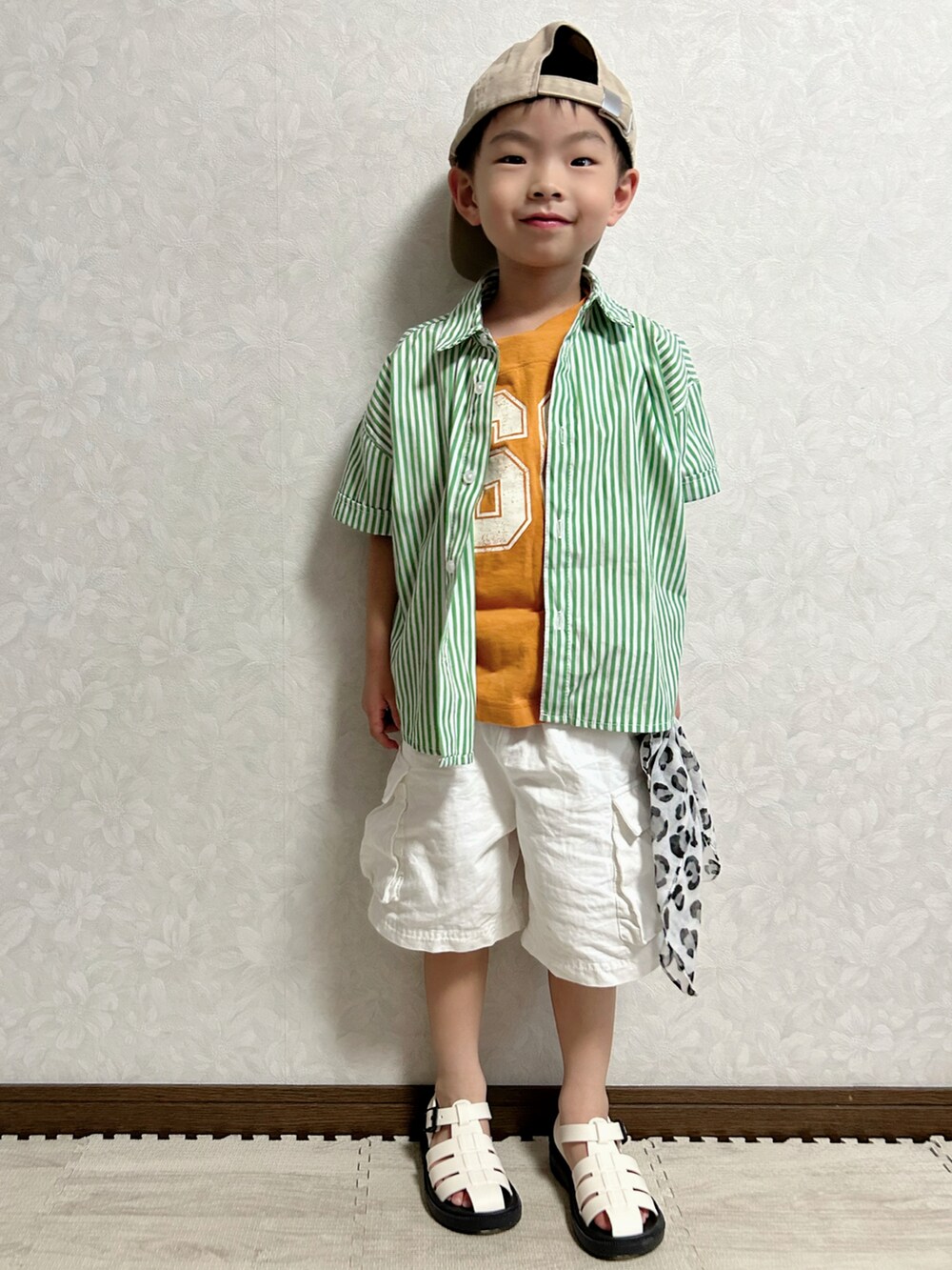 グリーン系のシャツ/ブラウス、オレンジ系のTシャツ/カットソー、ホワイト系のその他パンツを着用したキッズの夏コーディネートの2枚目の写真