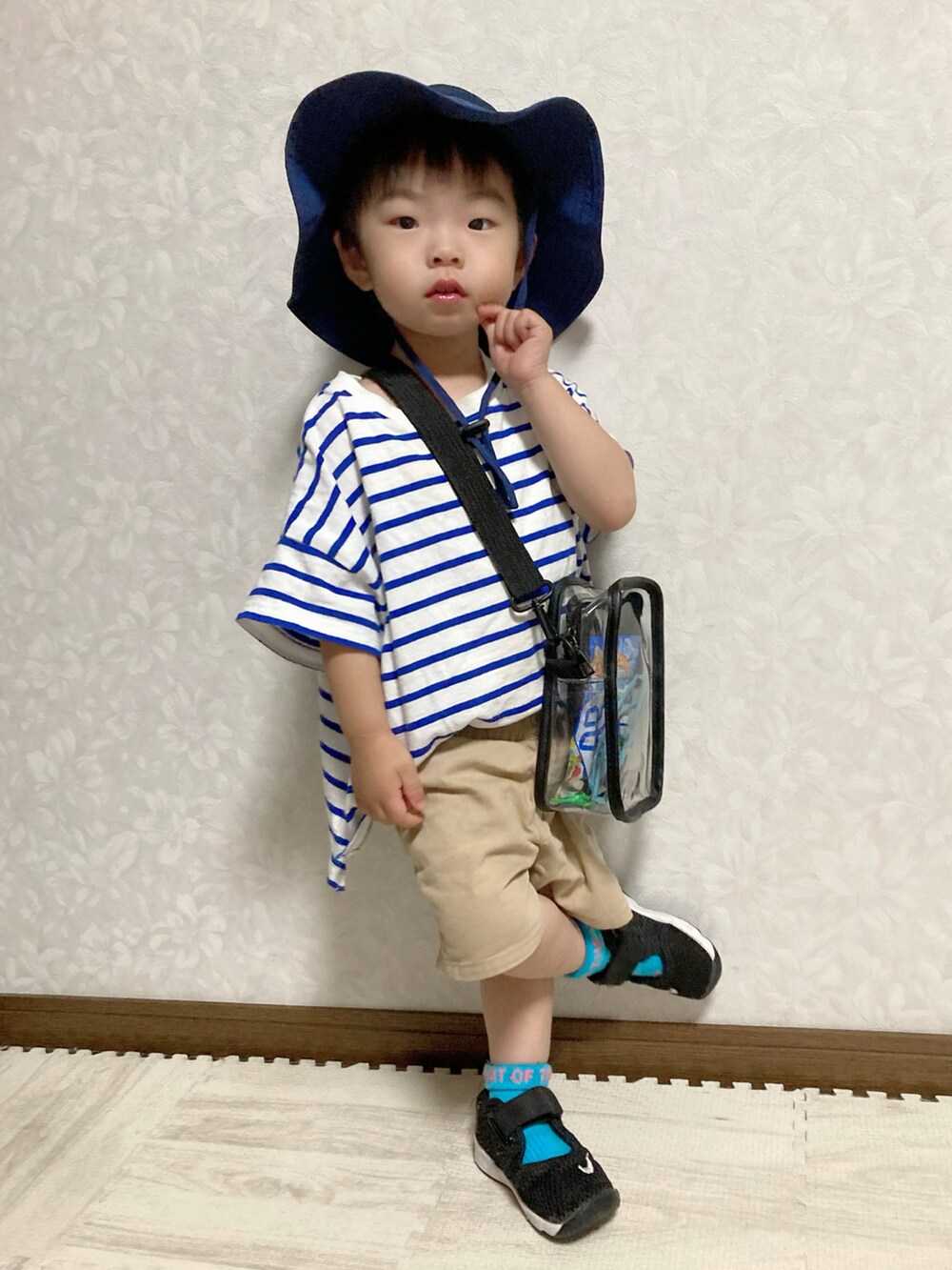 ブルー系のTシャツ/カットソー、その他のショルダーバッグ、ベージュ系のパンツを着用したキッズの夏コーディネートの3枚目の写真