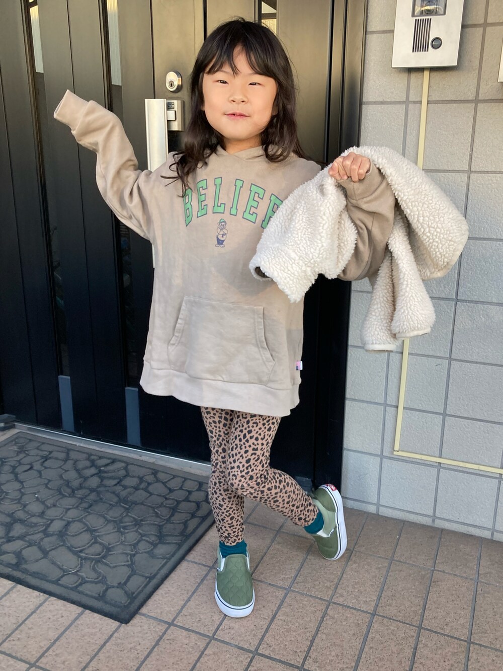 ホワイト系のTシャツ/カットソー、ベージュ系のパーカー、ベージュ系のブルゾンを着用したキッズの冬コーディネートの5枚目の写真