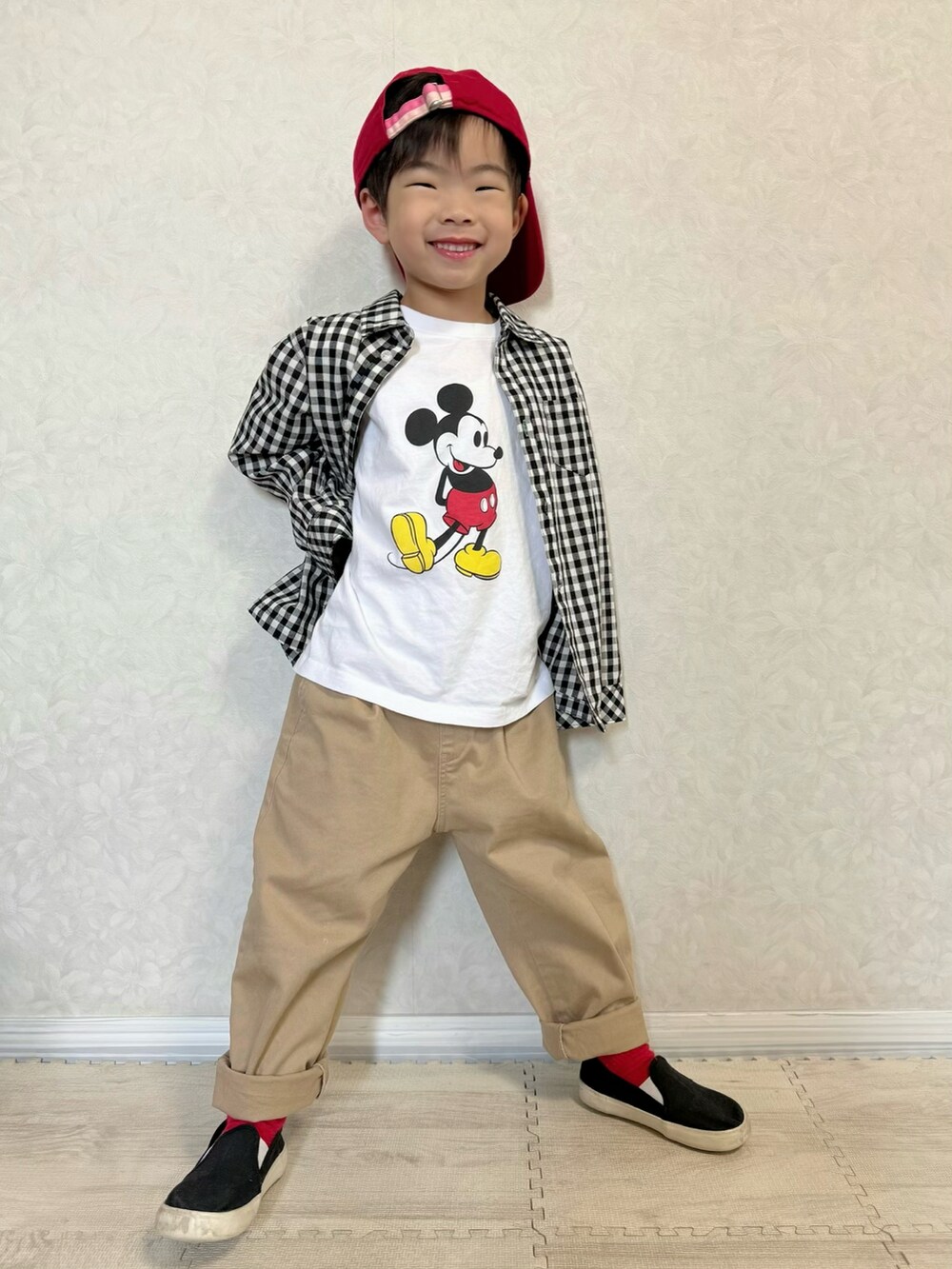 ホワイト系のTシャツ/カットソー、ブラック系のベスト、ブラック系のシャツ/ブラウスを着用したキッズの春コーディネートの5枚目の写真