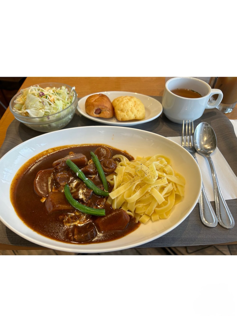 ホワイト系のTシャツ/カットソー、ホワイト系のTシャツ/カットソー、ブラック系のベストを着用したキッズの夏コーディネートの5枚目の写真