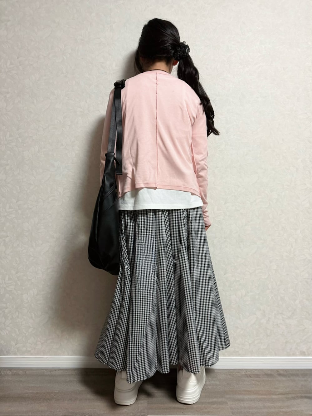 ホワイト系のTシャツ/カットソー、ピンク系のカーディガン/ボレロ、ブルー系のデニムジャケットを着用したキッズの春コーディネートの4枚目の写真