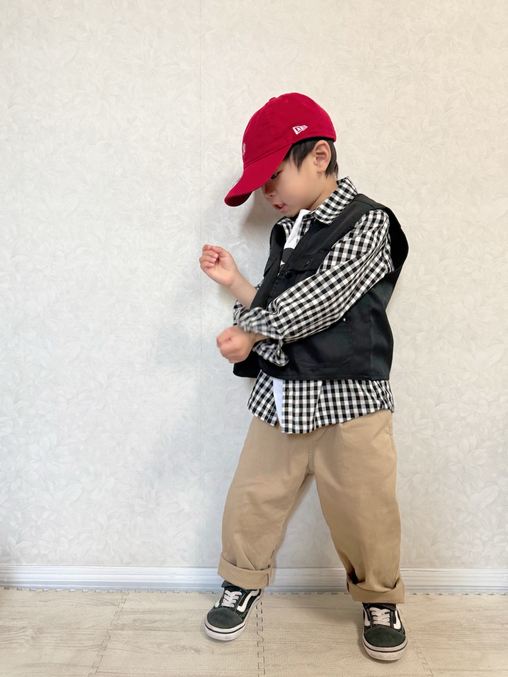 ホワイト系のTシャツ/カットソー、ブラック系のベスト、ブラック系のシャツ/ブラウスを着用したキッズの春コーディネートの3枚目の写真