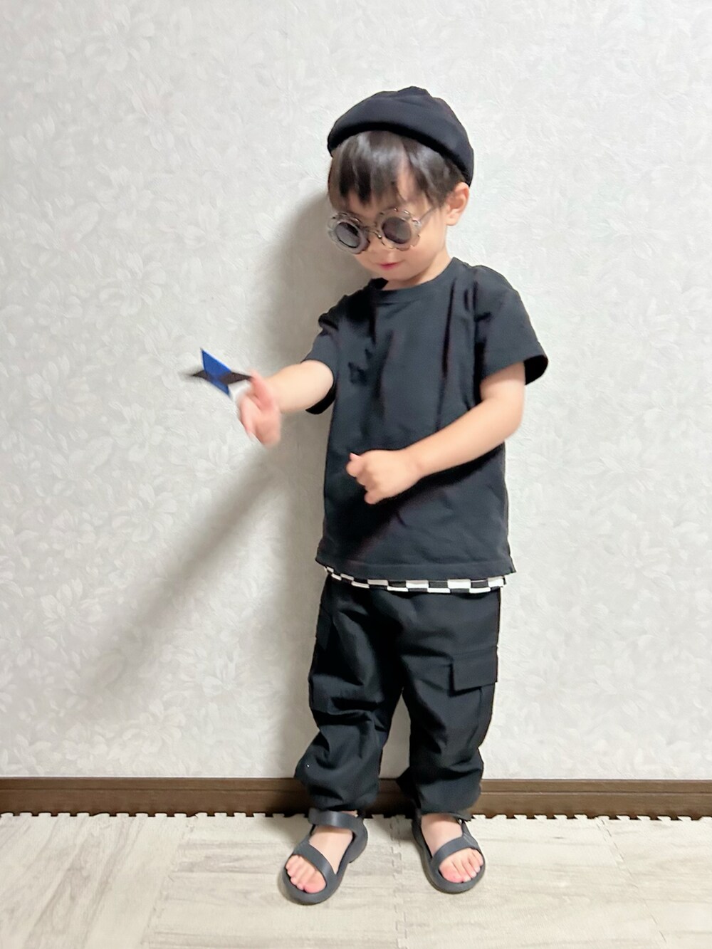 ブラック系のベスト、ブラック系のタンクトップ、その他のTシャツ/カットソーを着用したキッズの夏コーディネートの4枚目の写真