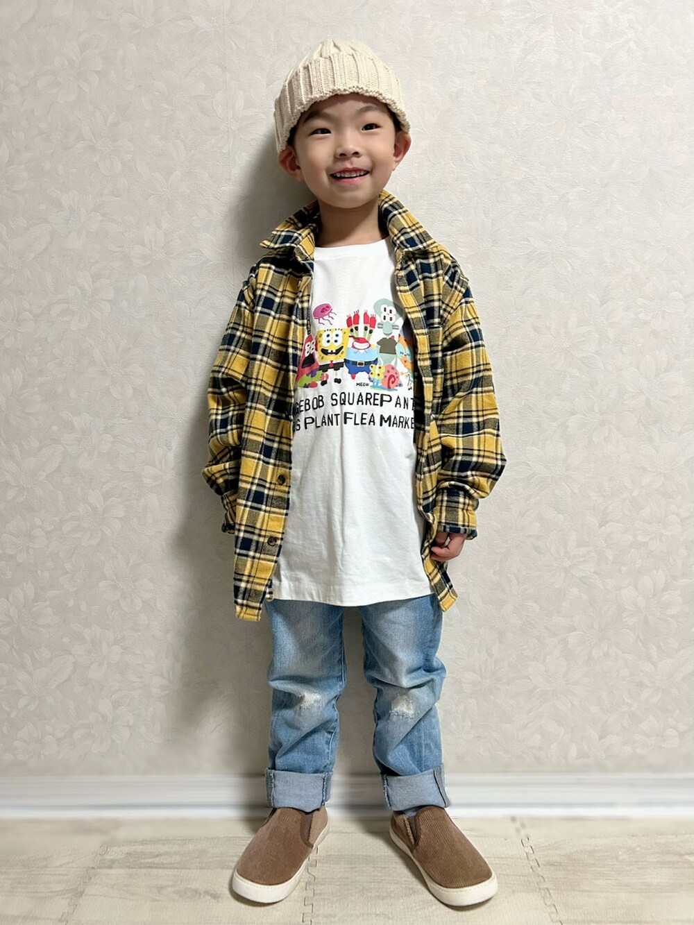 イエロー系のシャツ/ブラウス、ブルー系のデニムジャケット、ホワイト系のTシャツ/カットソーを着用したキッズの冬コーディネートの3枚目の写真