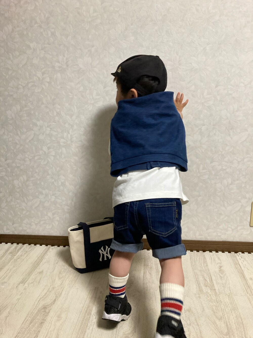 ホワイト系のTシャツ/カットソー、ブルー系のカーディガン/ボレロ、ブルー系のデニムパンツを着用したキッズの春コーディネートの5枚目の写真