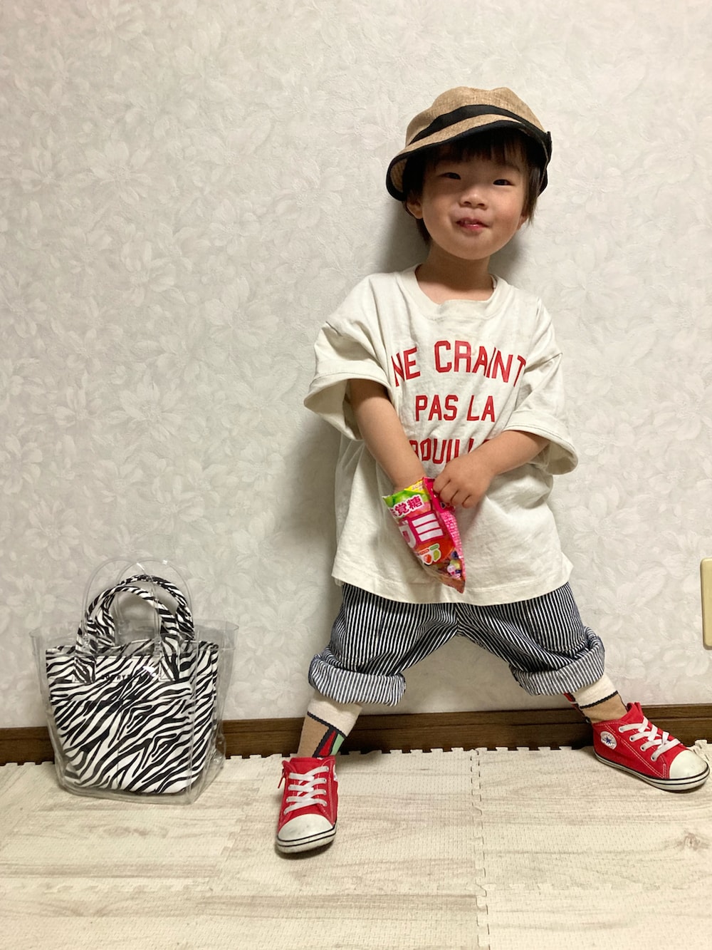 ホワイト系のTシャツ/カットソー、レッド系のスニーカー、その他のサロペット/オーバーオールを着用したキッズの春コーディネートの4枚目の写真