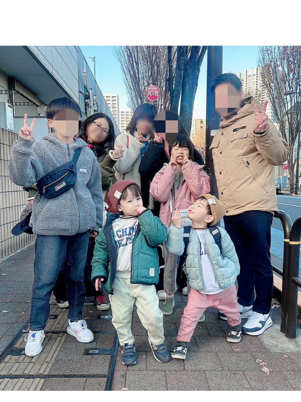 ブラウン系のTシャツ/カットソー、グレー系のスウェット、ピンク系のチノパンツを着用したキッズの冬コーディネートの4枚目の写真