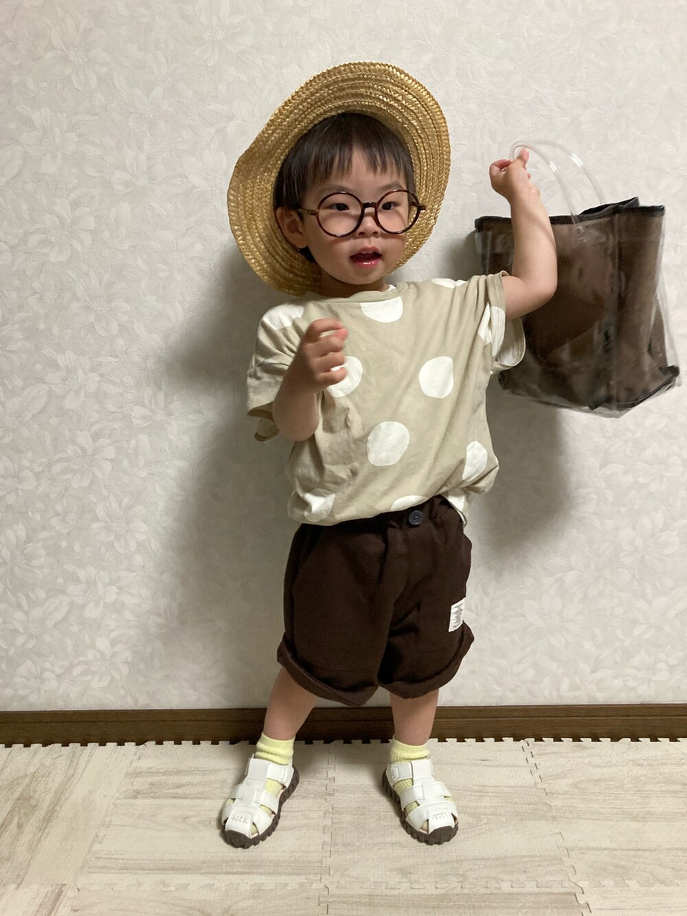 ホワイト系のタンクトップ、ベージュ系のTシャツ/カットソー、ブラウン系のパンツを着用したキッズの春コーディネートの5枚目の写真